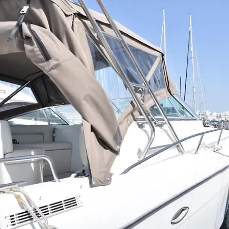 Luxury Boat Karamba Ботель *