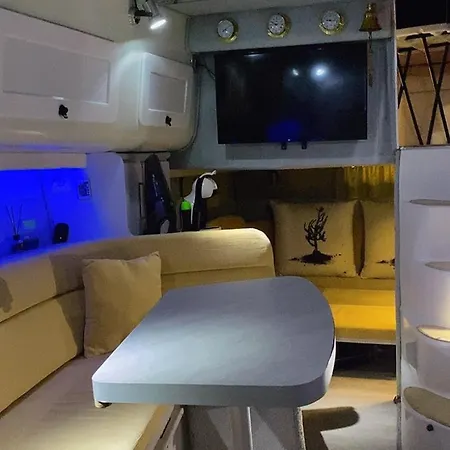 Luxury Boat Karamba Ботель *
